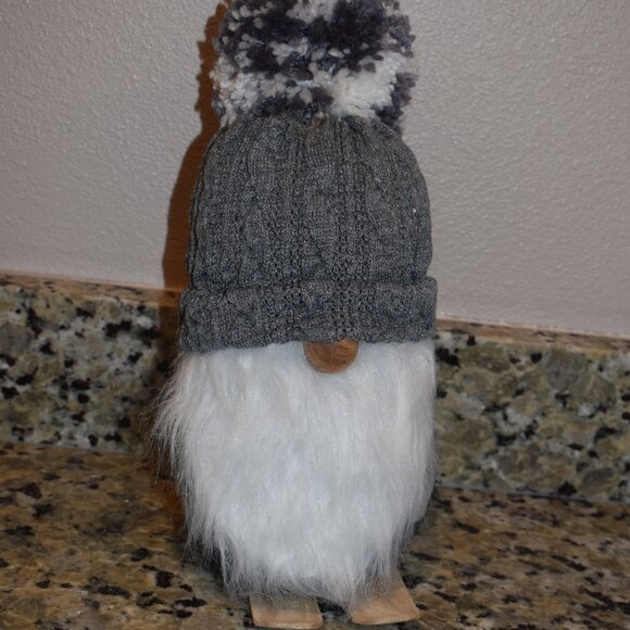 Very Cute MeraVic Winter Gnome on Skis - Picture 1 of 4